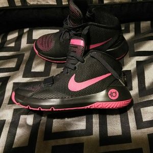 (1) pair of Nike shoes
